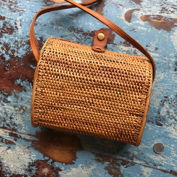 Woven Basket Purse with real Leather Strap and Snap Closure Like New! - Picture 6 of 6